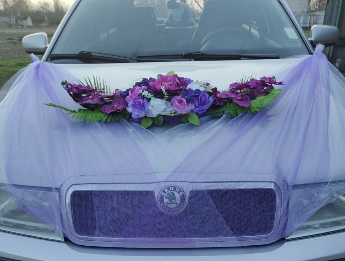Прикраси украшения на свадебную машину авто