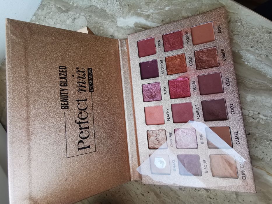 Zestaw cieni do powiek.