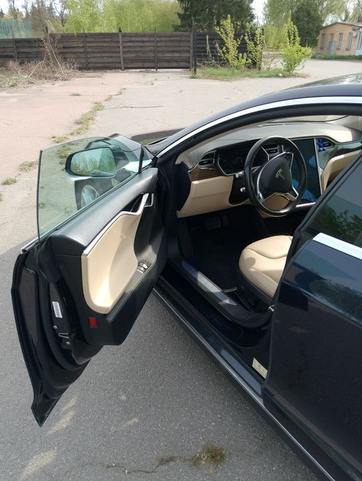 Tesla Model S 85D