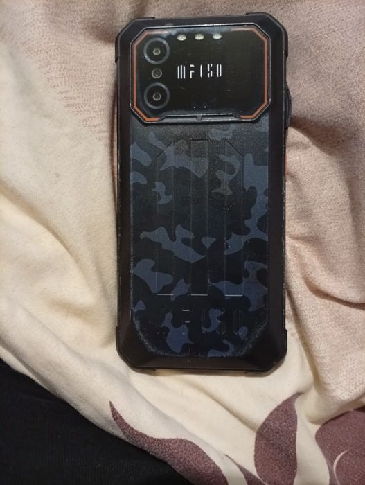 Продам телефон рабочий на запчасти,так как не работает зарядка,