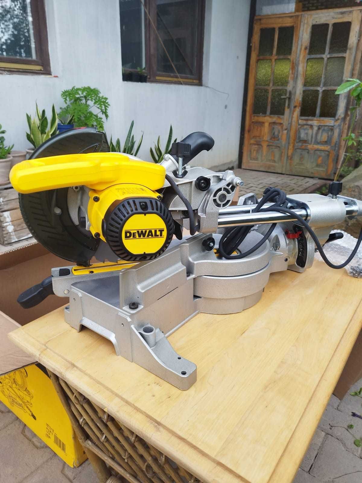 Ukośnica DeWalt DW712N-qs