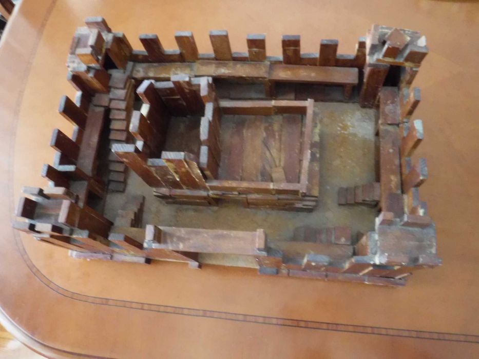 Castelo rústico em madeira para brincar