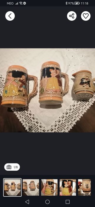 Conjunto de três canecas de cerveja em cerâmica com decoração.