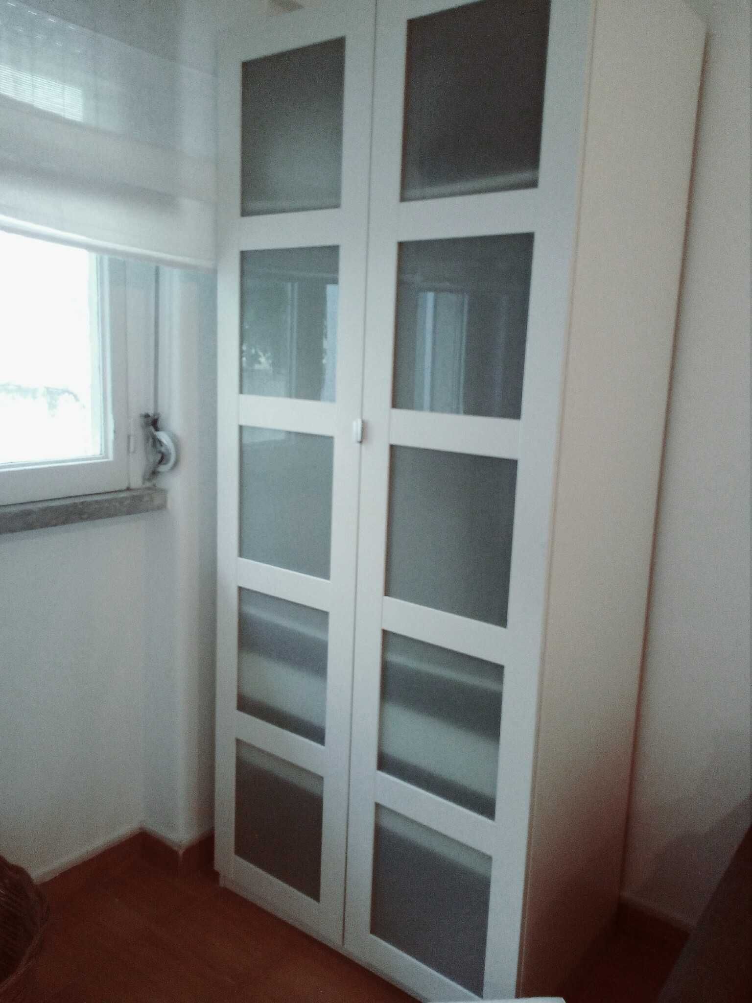 Roupeiro com boa arrumação alt 240cms cabe em qualquer lugar (100cms)