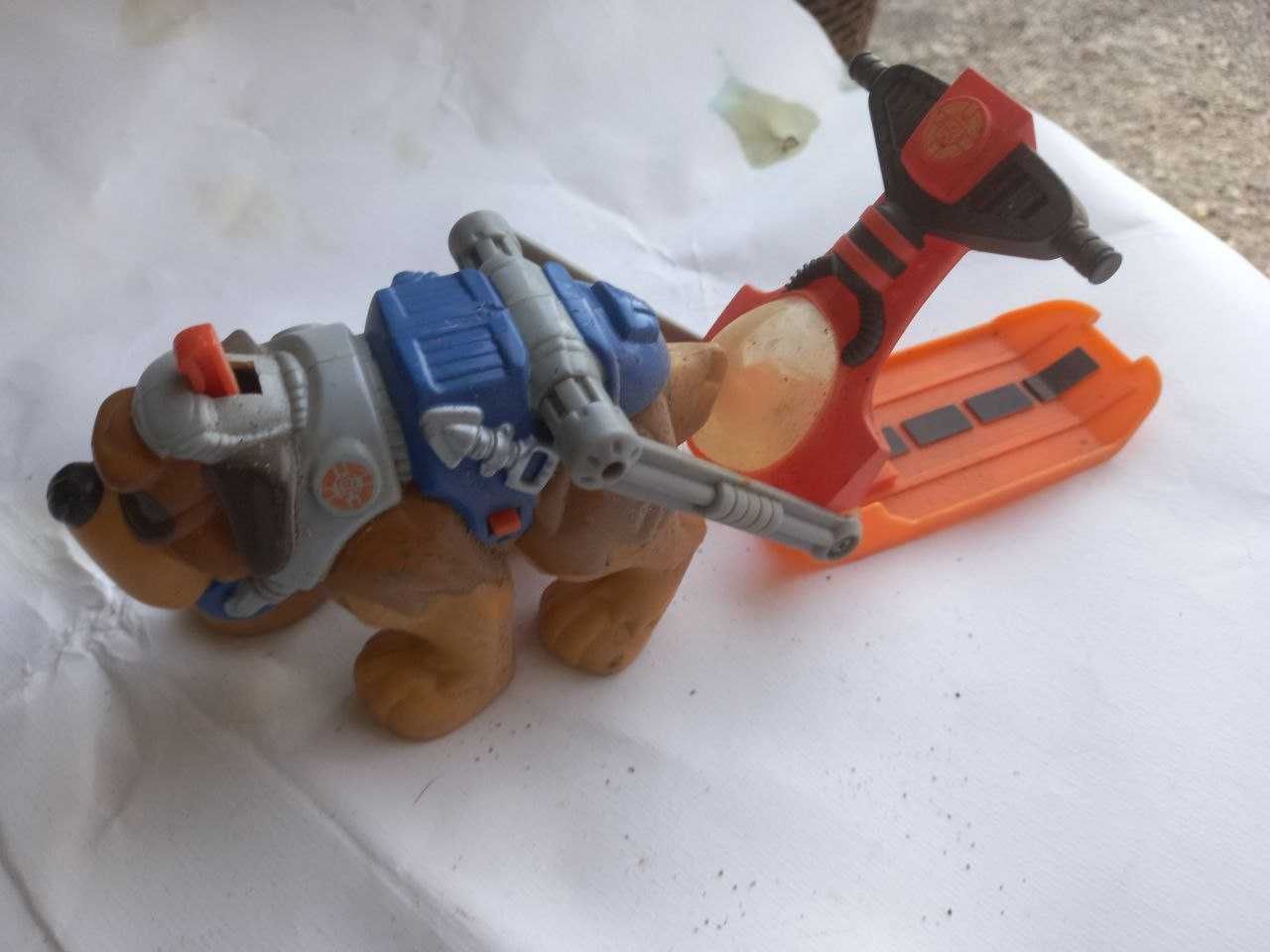 Brinquedo com a forma de um cão