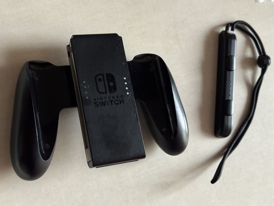 Nintendo Switch V2, idealny stan, duzy zestaw, JoyCon grip, strap,32GB