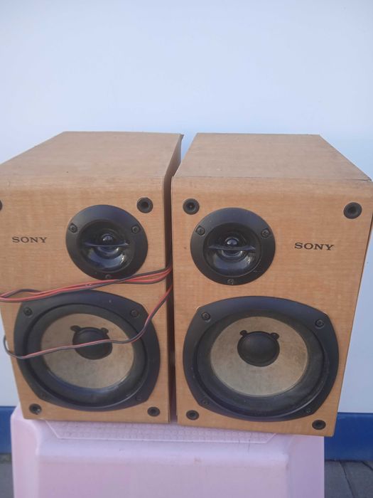 Wierza PHILIPS MCM 166/12 i Sony HCD-CP1 z głośnikami.