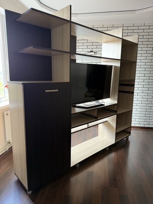 Продам стенку під телевізор з полицями