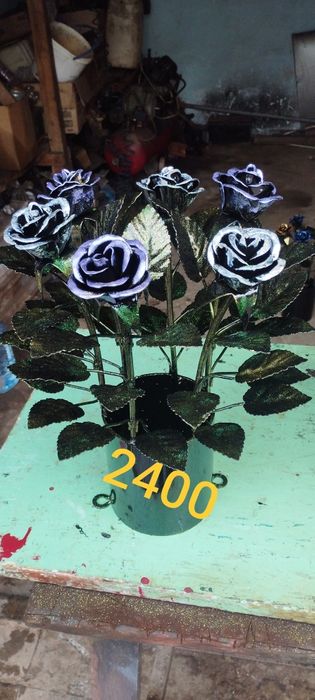 Квіти ковані на алеї слави та цвинтар