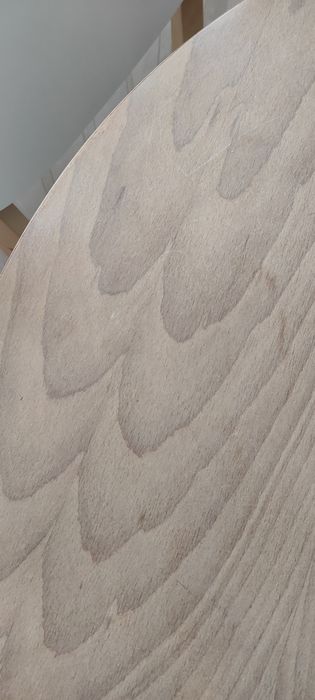 Mesa redonda de madeira