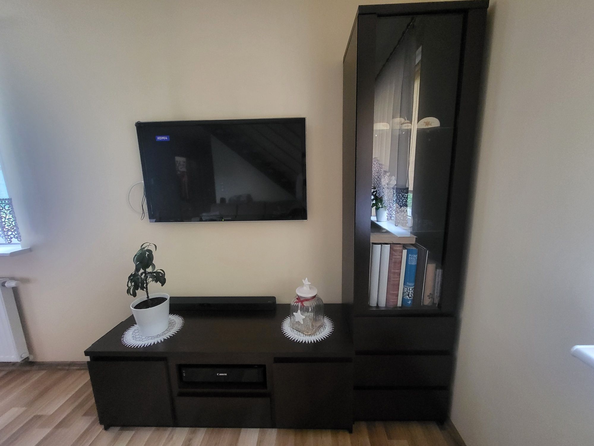 Meble pokojowe Wójcik seria Pello (komoda rtv, witryna, półka) + stół