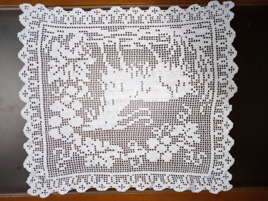 Pano em crochet branco com desenho