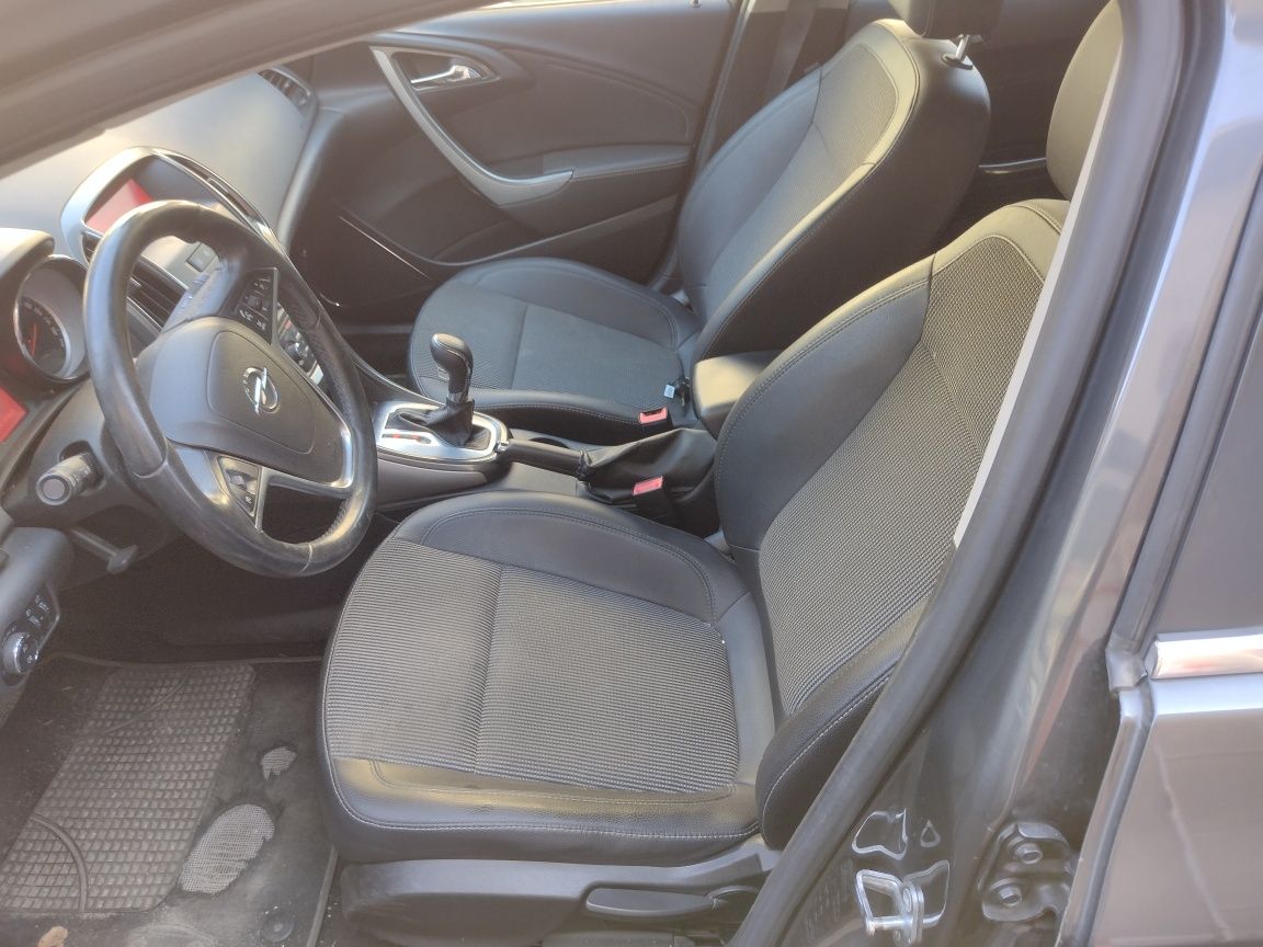 Opel Astra J kombi 09-15 - Fotele przód tył Półskóra + Boczki kpl. EUR