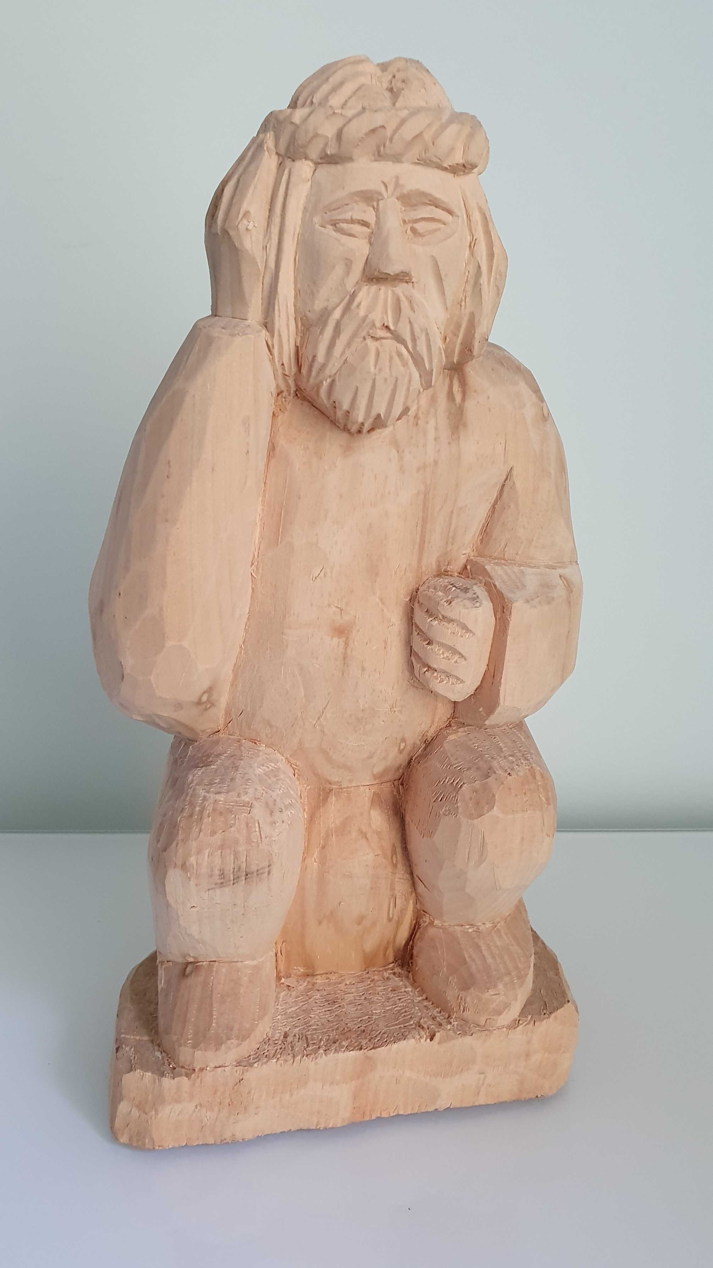 Rzeźba z drewna lipowego - ZAMYŚLONY CHŁOP - POLANIE wys. 29cm