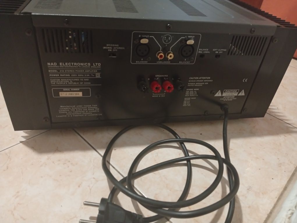 amplificador de potência estéreo NAD 218 THX.