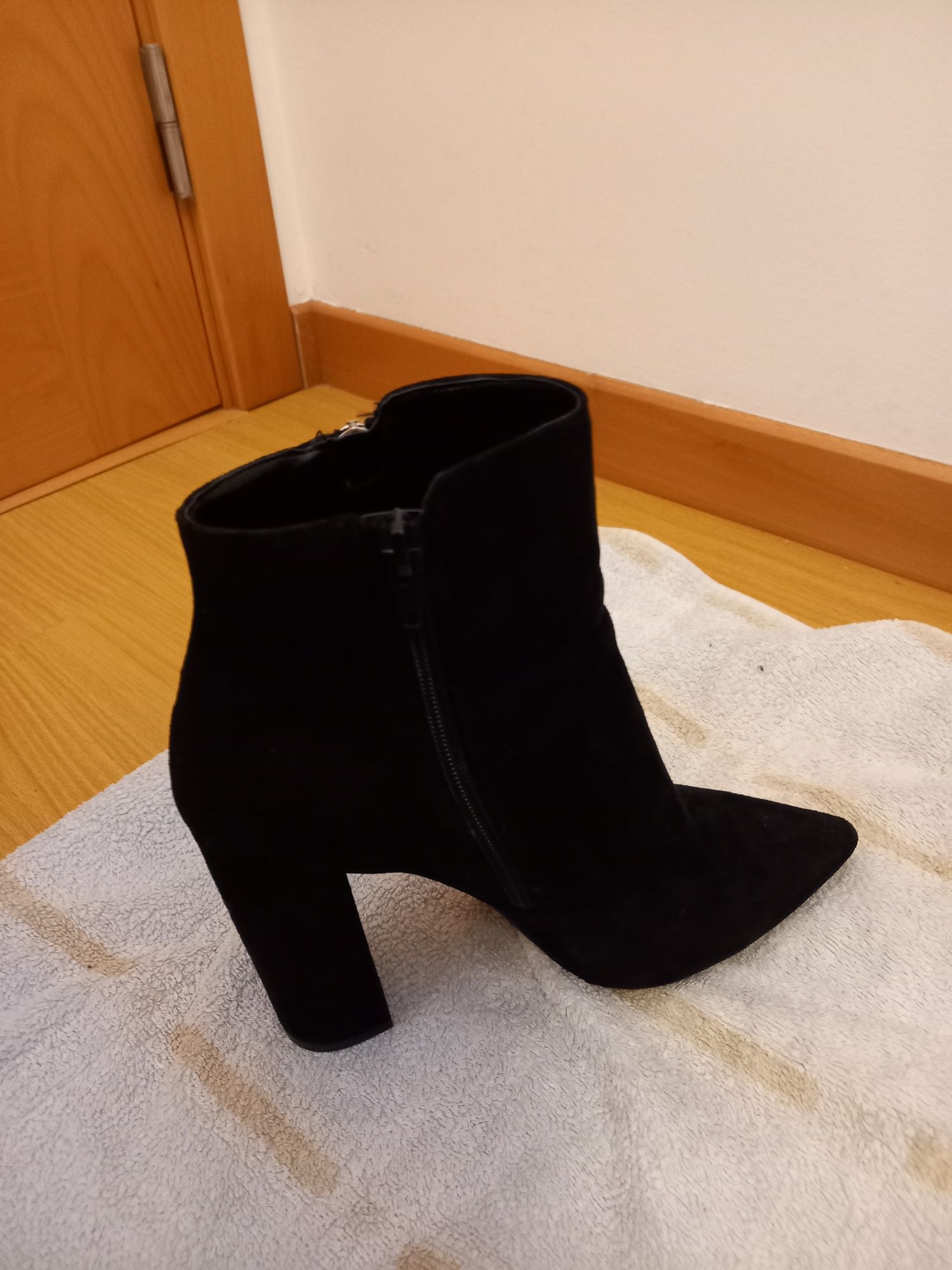 Botas pretas de camurça