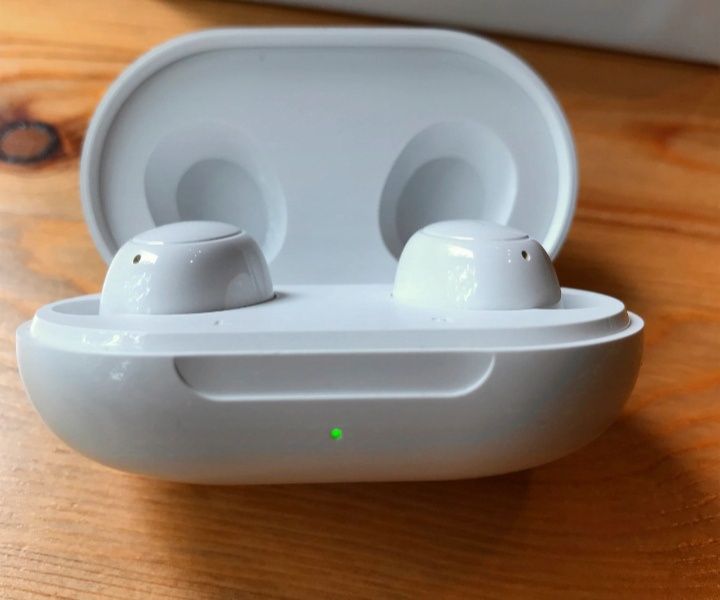 Białe słuchawki bezprzewodowe oppo enco buds