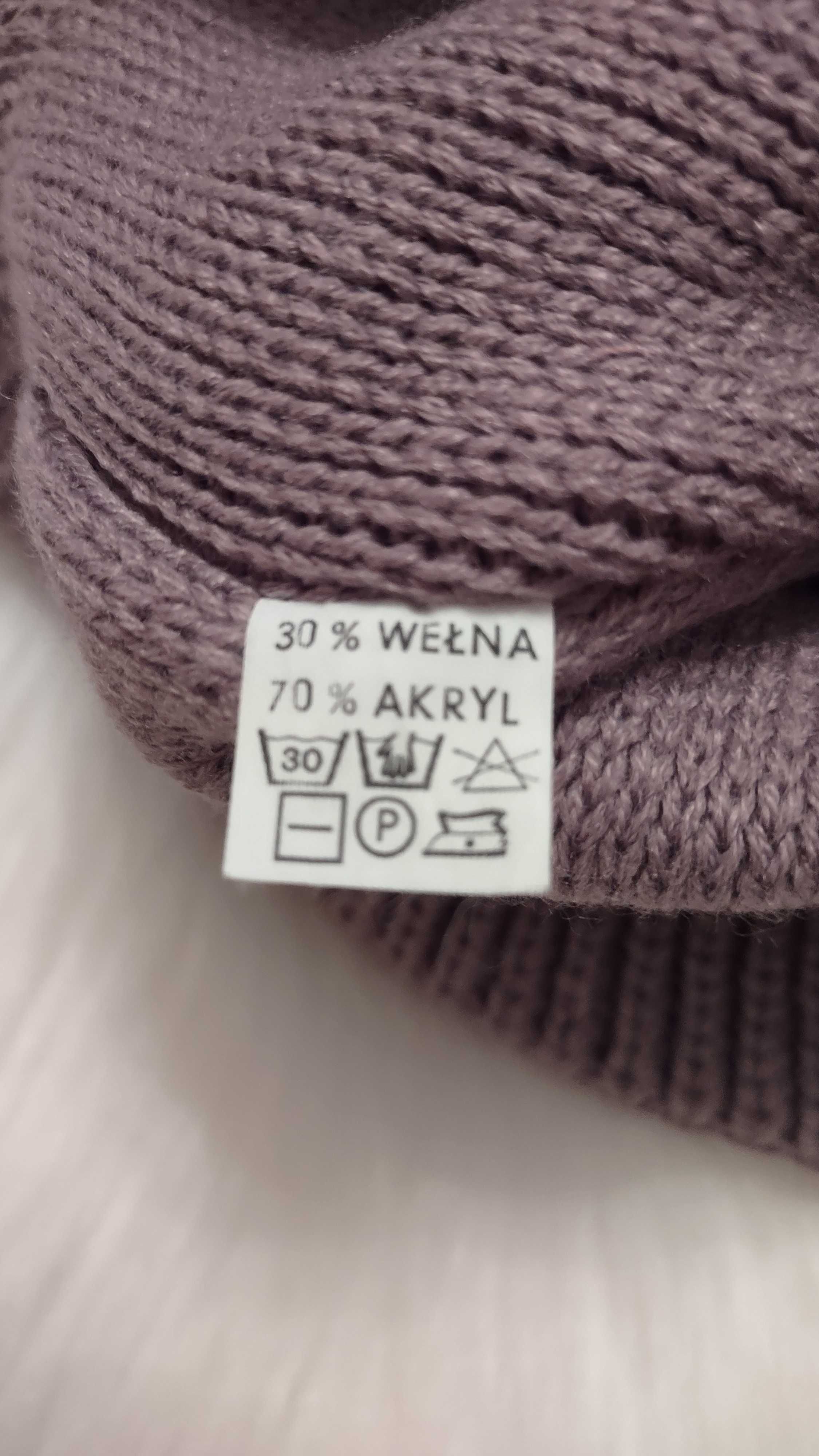 Fioletowa ciepła czapka z wełną i ozdobnym kwiatuszkiem