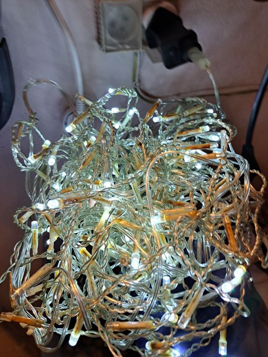 Lampki świąteczne 240 ledów na zewnątrz. Swieci połowa.