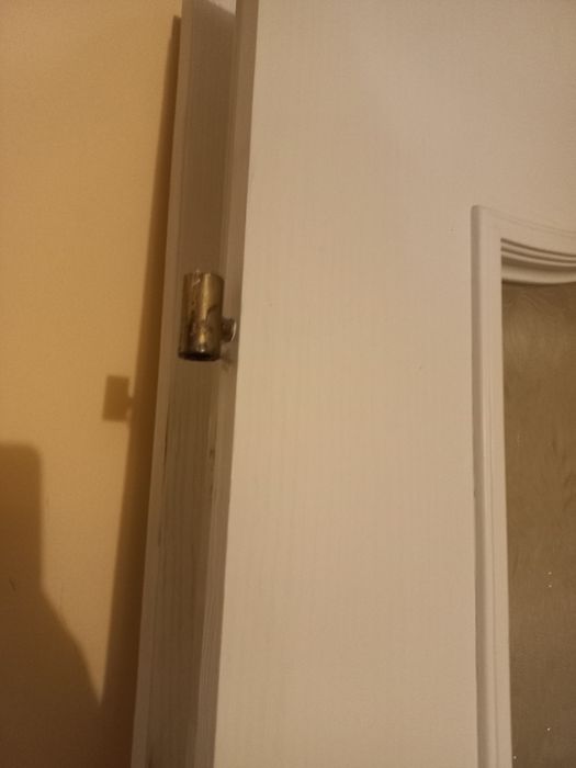 Białe drzwi z szybą 70cm lewe zawiasy