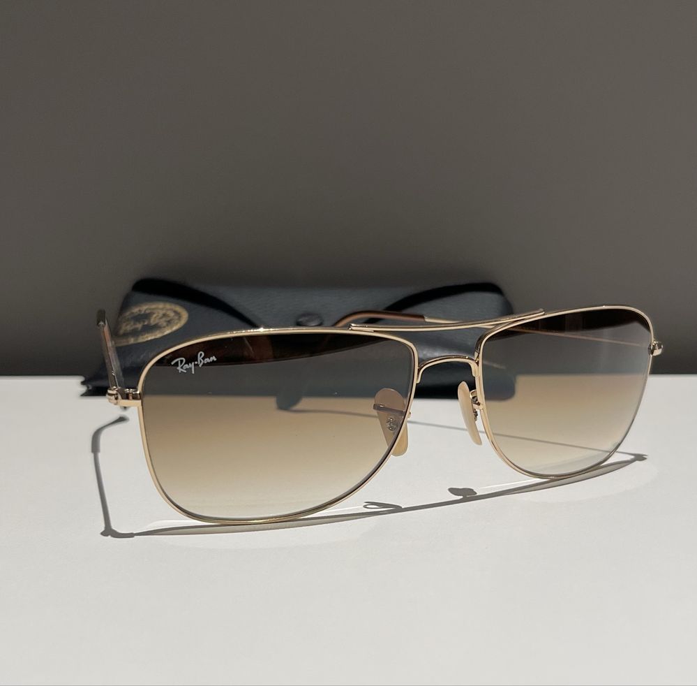 Óculos de sol Ray Ban modelo super atual com csixa, como novos