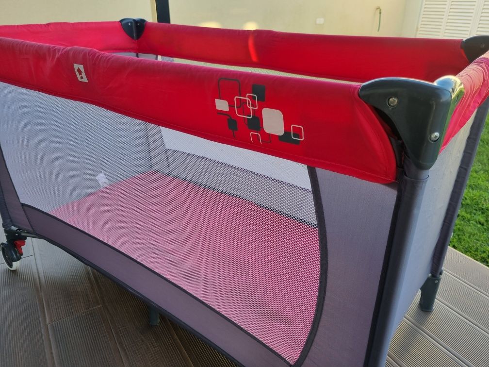 Cama de viagem impecável