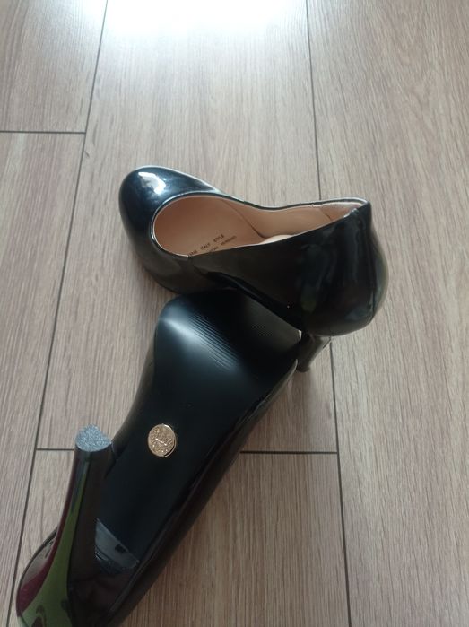 Туфлі лаковані на шпильці