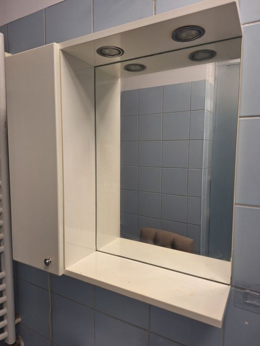 Szafka łazienkowa z lustrem