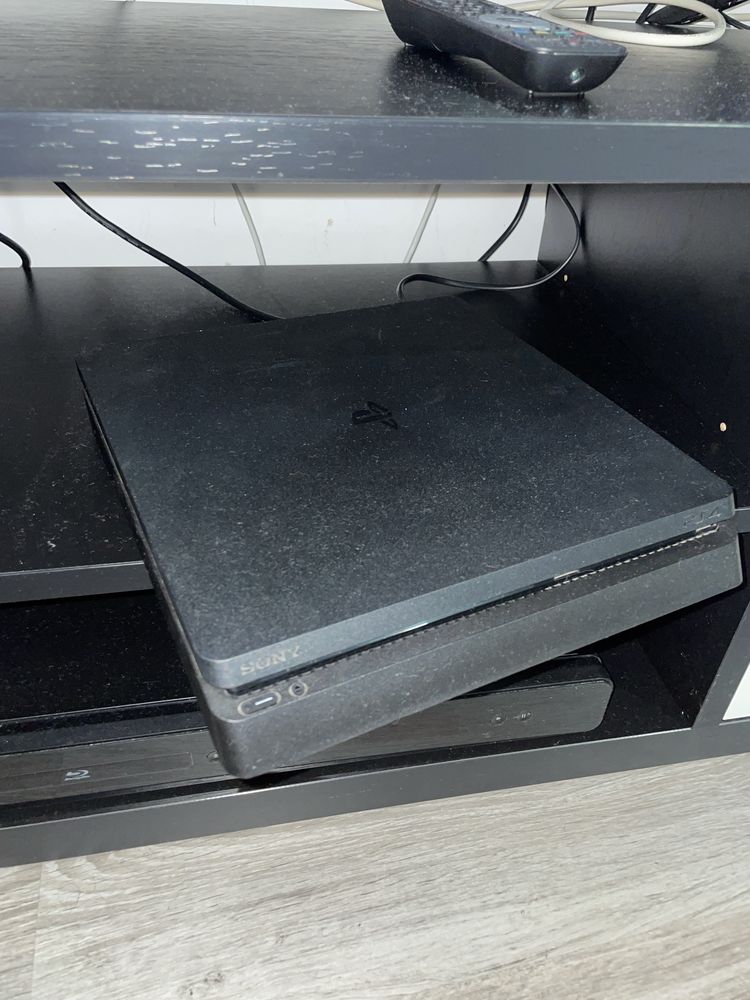 PlayStation 4 Slim 500GB + 2 Controles + 3 Jogos