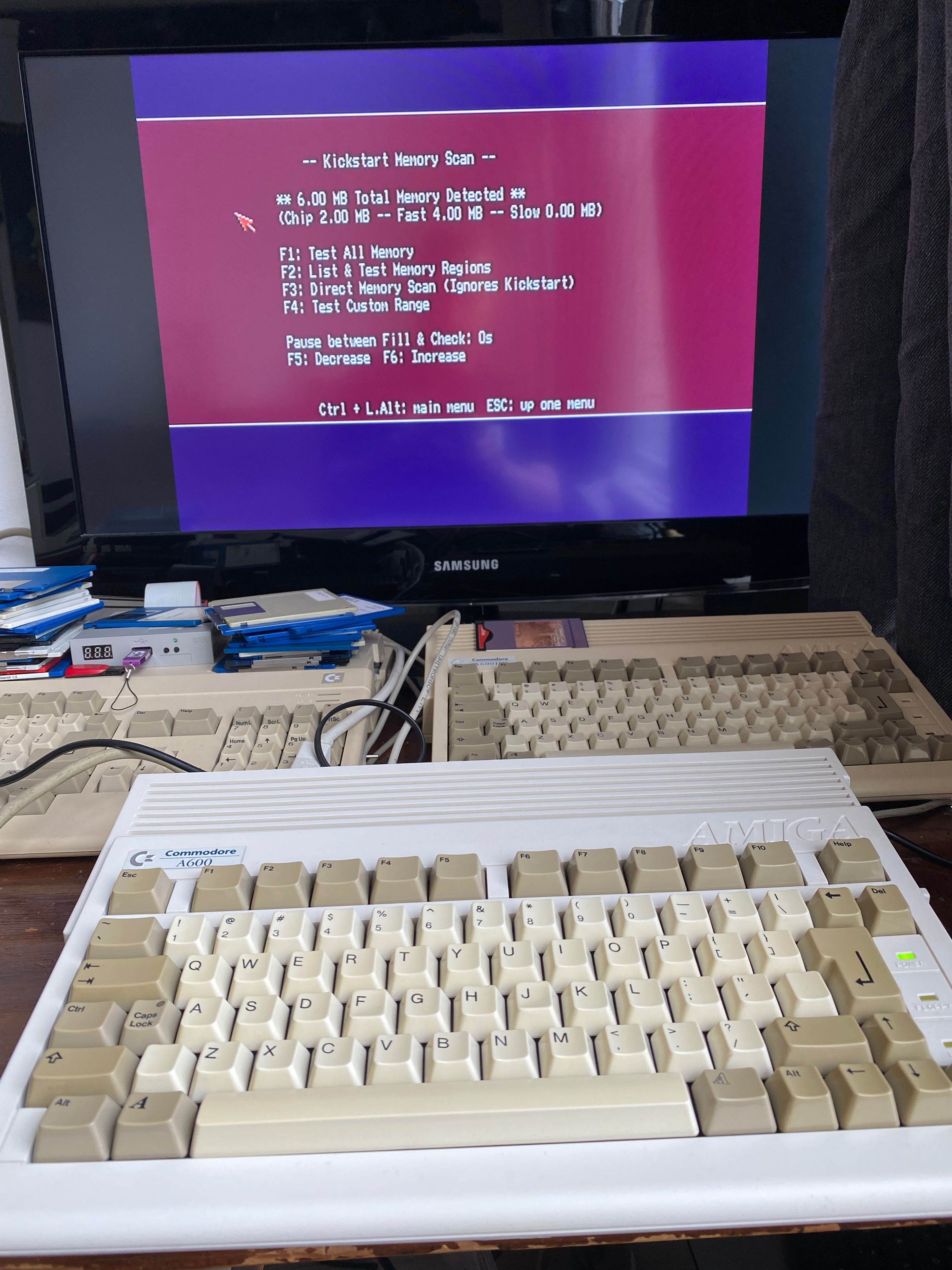 Amiga 600,karta CF,6 mb pamieci,kickstart 3.1.4,mysz,zasilacz,recap