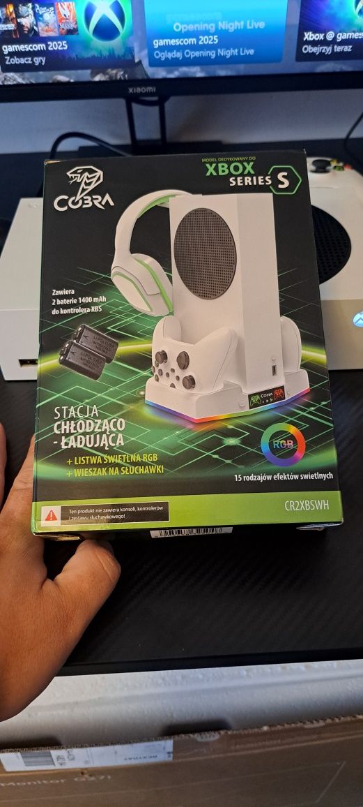 Xbox Series S + pad + podstawka Cobra (baterie, LED, wieszak)
