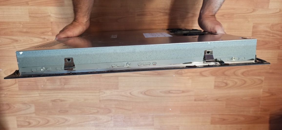 Płyta indukcyjna Electrolux uszkodzona pęknięta na pół