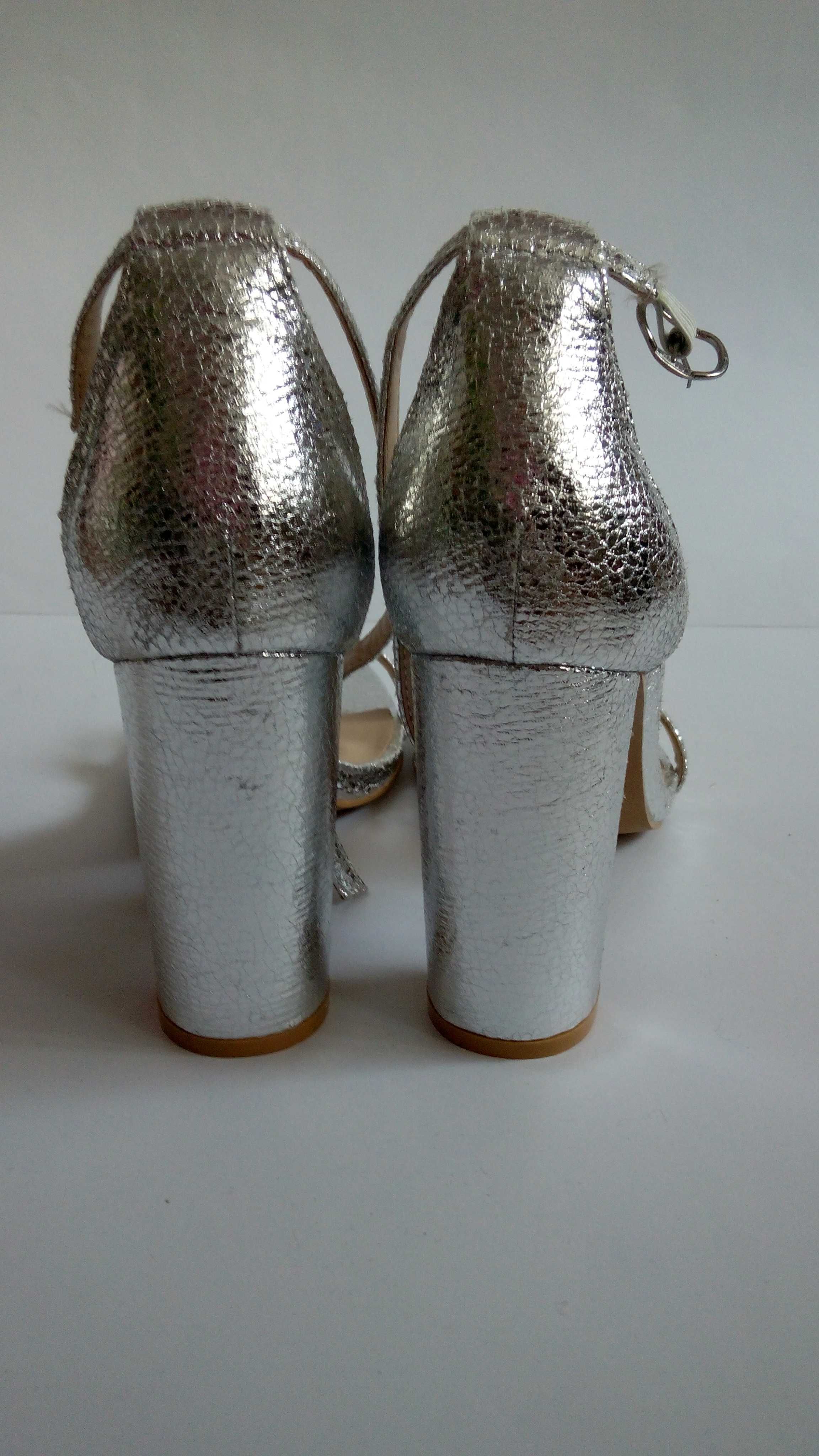 Срібні босоніжки туфлі на підборах 39 розмір нові