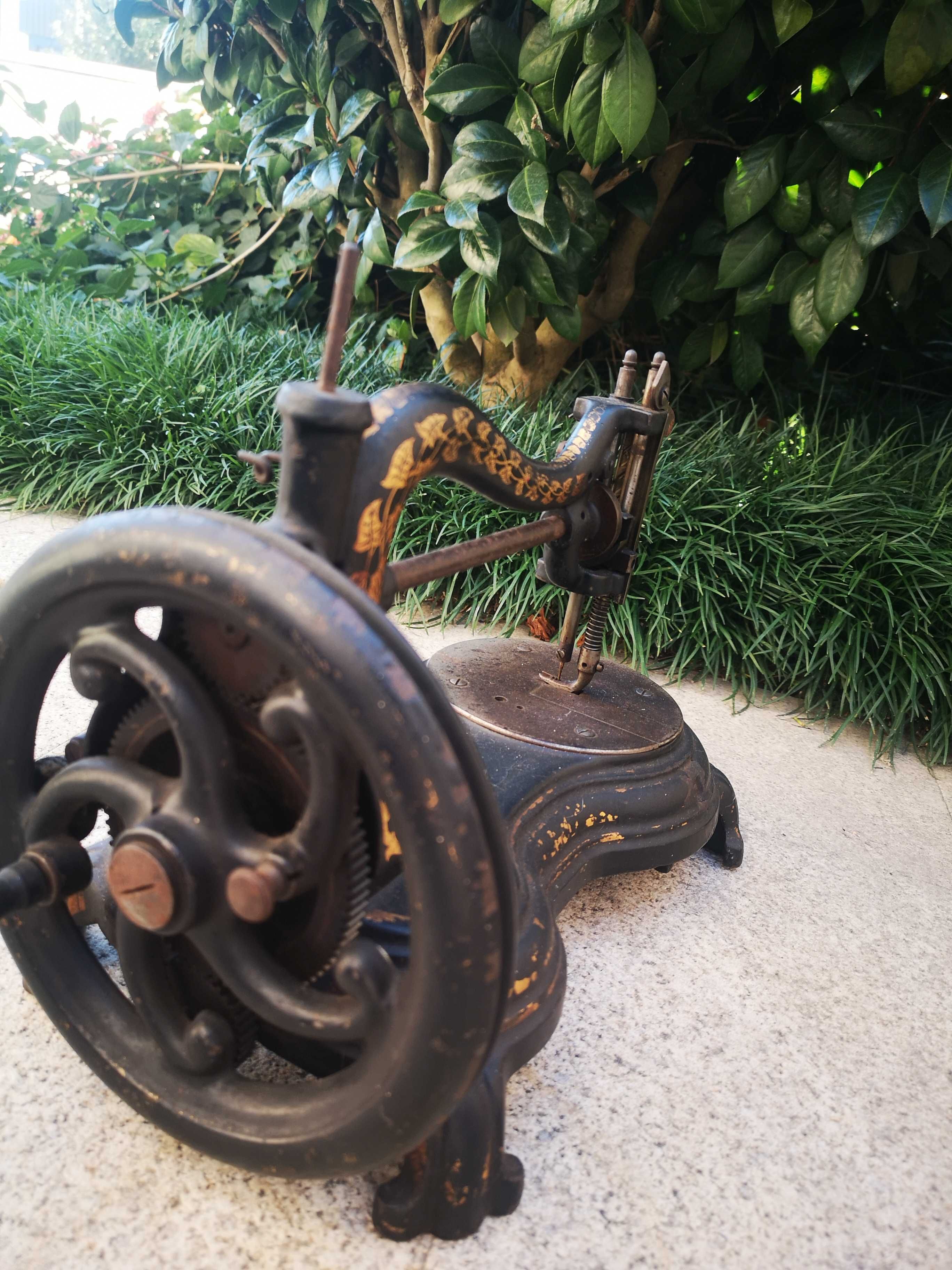 Máquina de Costura Antiga a Manivela – Colecionadores / Restauro