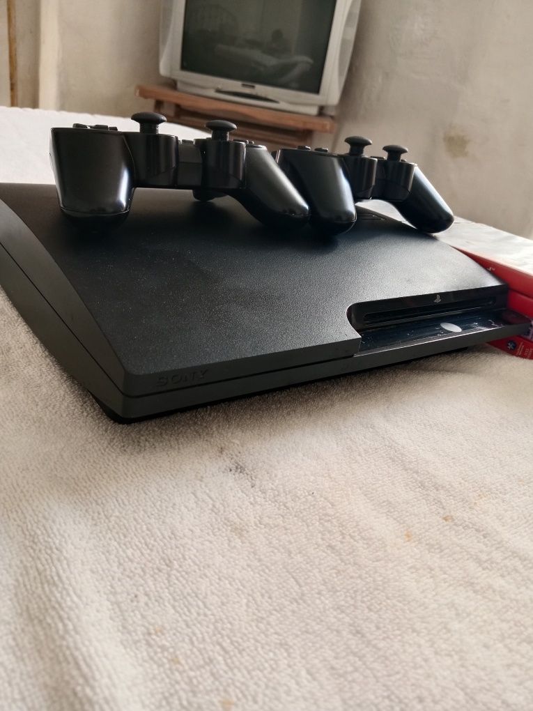 PS3 Slim com 2 comandos + 8 jogos em perfeito estado