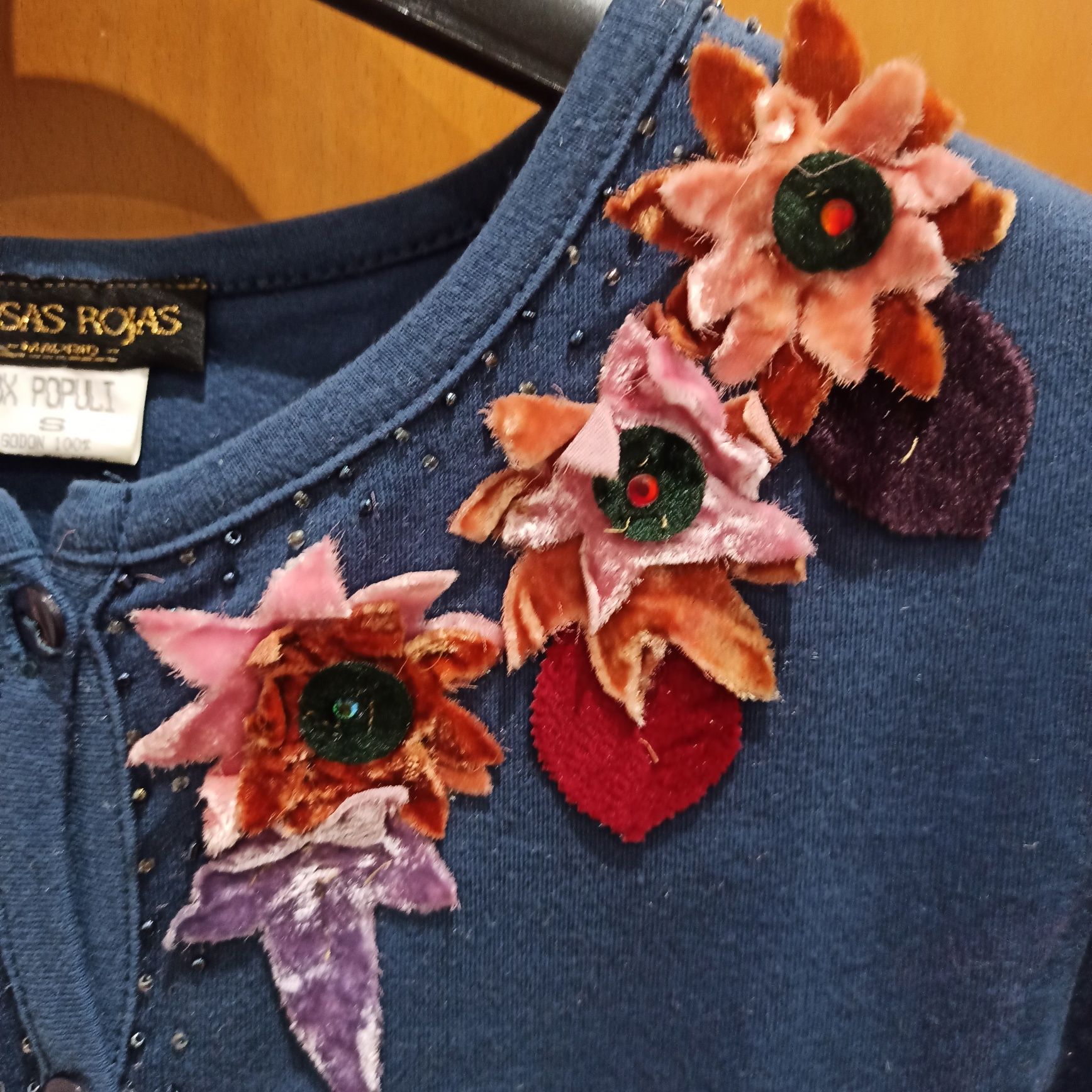 Casaco de algodão adornado com flores e missangas