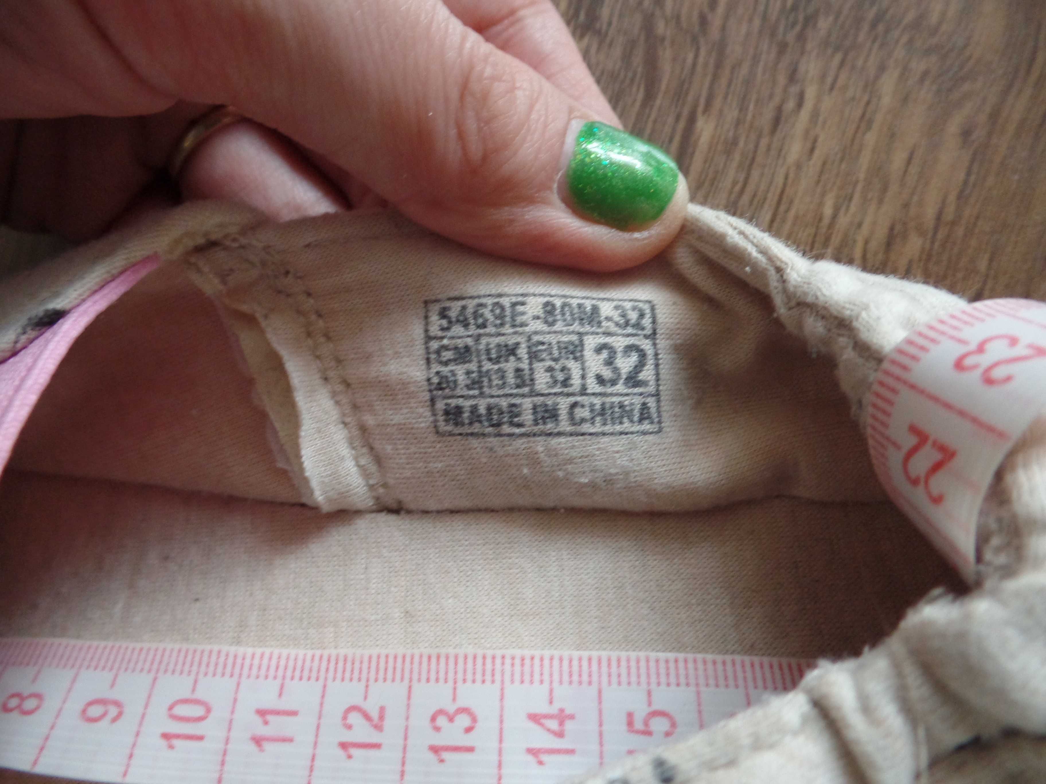 Jasne beżowe kapcie tenisówki w misie pandy Reserved R.31/32