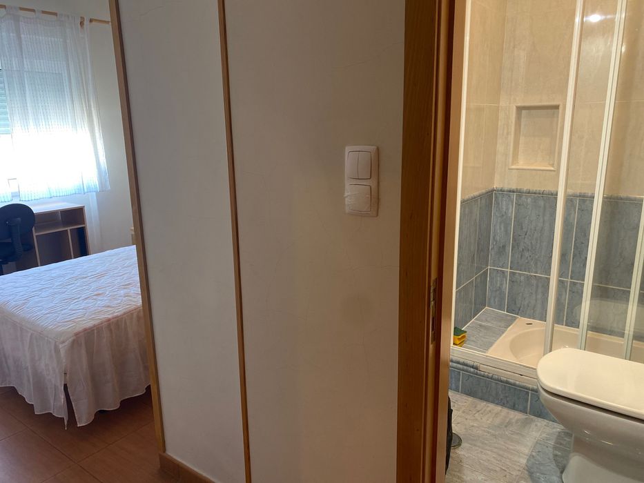 Quarto de casal com casa de banho privativa