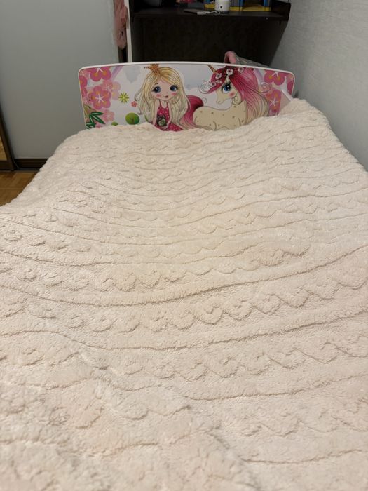 Ліжко та матрац для дівчинки