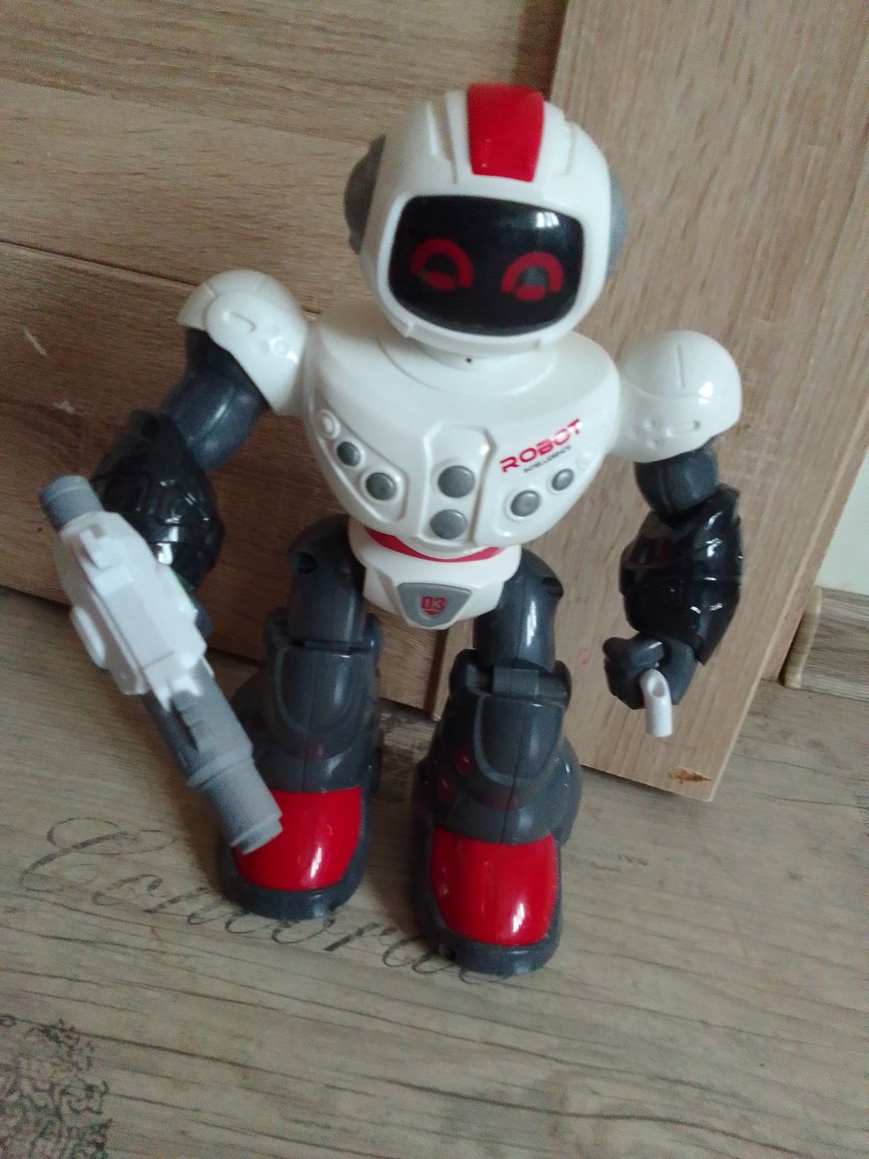 Robot nowy chodzi