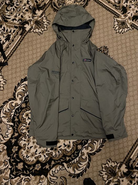 ветровка berghaus driaqua technology темно знленого кольору