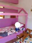 Cama tipo montessori cor rosa