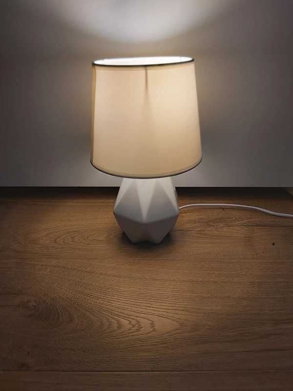 Lampka nocna biała geometryczna stołowa z abażurem