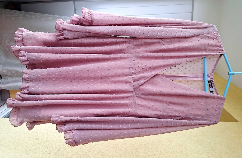 Zwiewna różowa pastelowa sukienka Boohoo