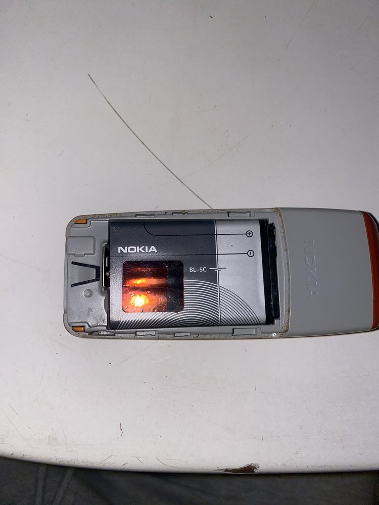 Telefon nokia 2310 pomarańczowa z ładowarką