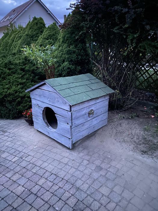 Buda dla średniego psa ocieplana