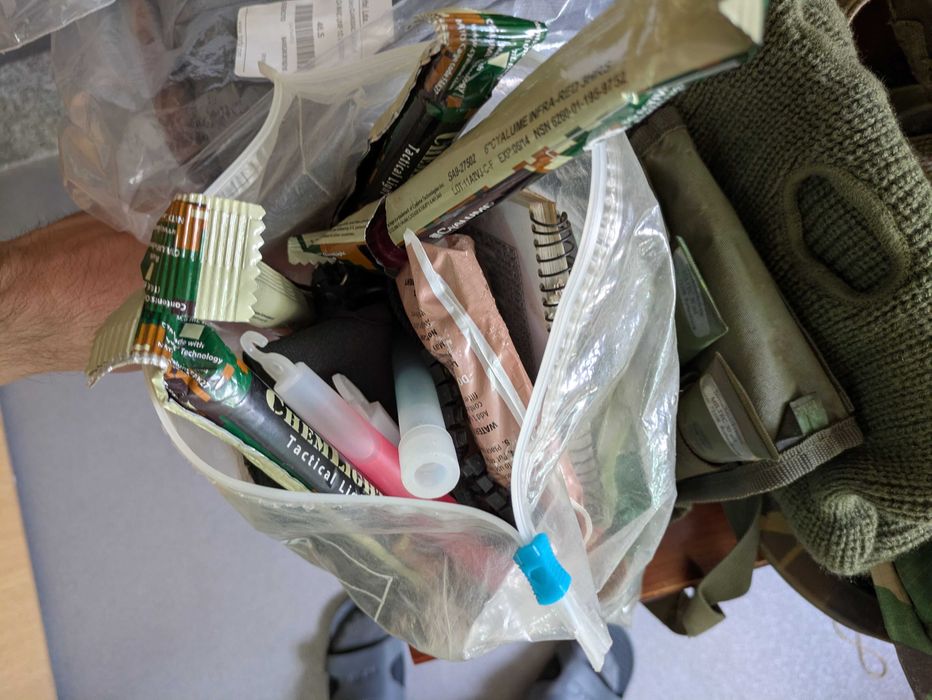 Lote Fardas e Material Militar