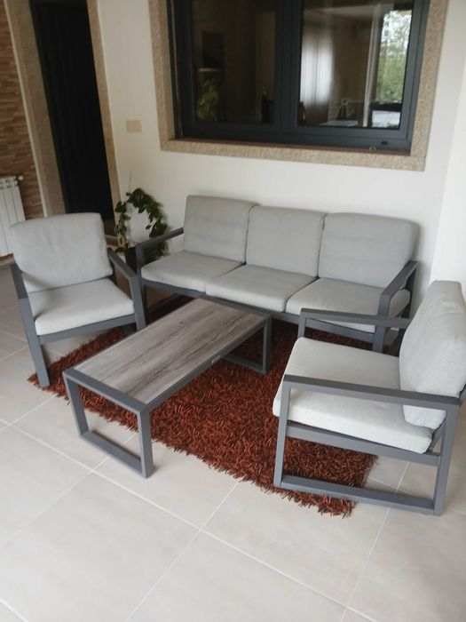 Sofás mais mesa de centro