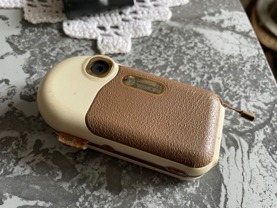 Stara telefon kultowa Nokia 7370 Gold