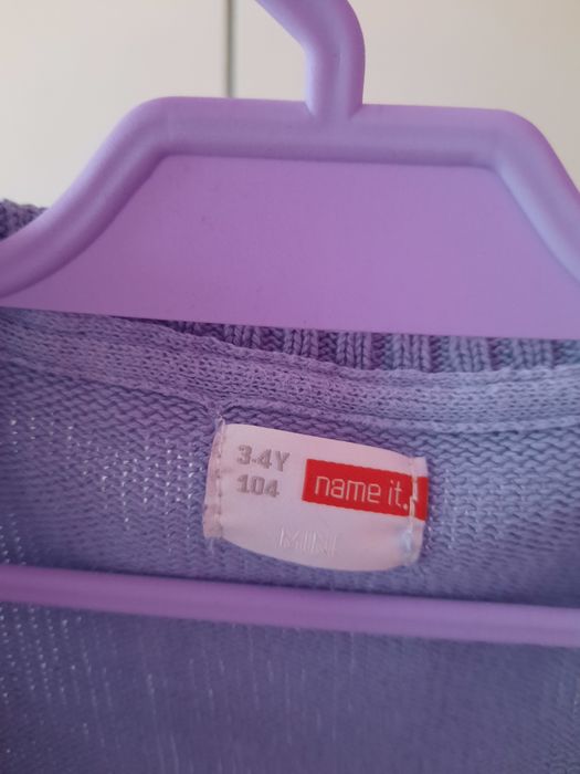 Sweterek dla dziewczynki z falbanką Name It